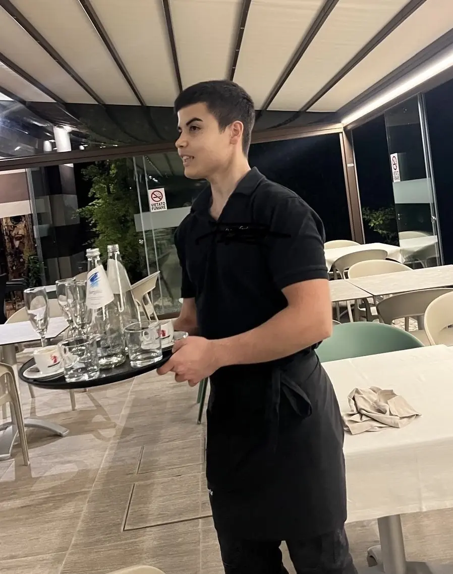 Valentino durante il lavoro come cameriere