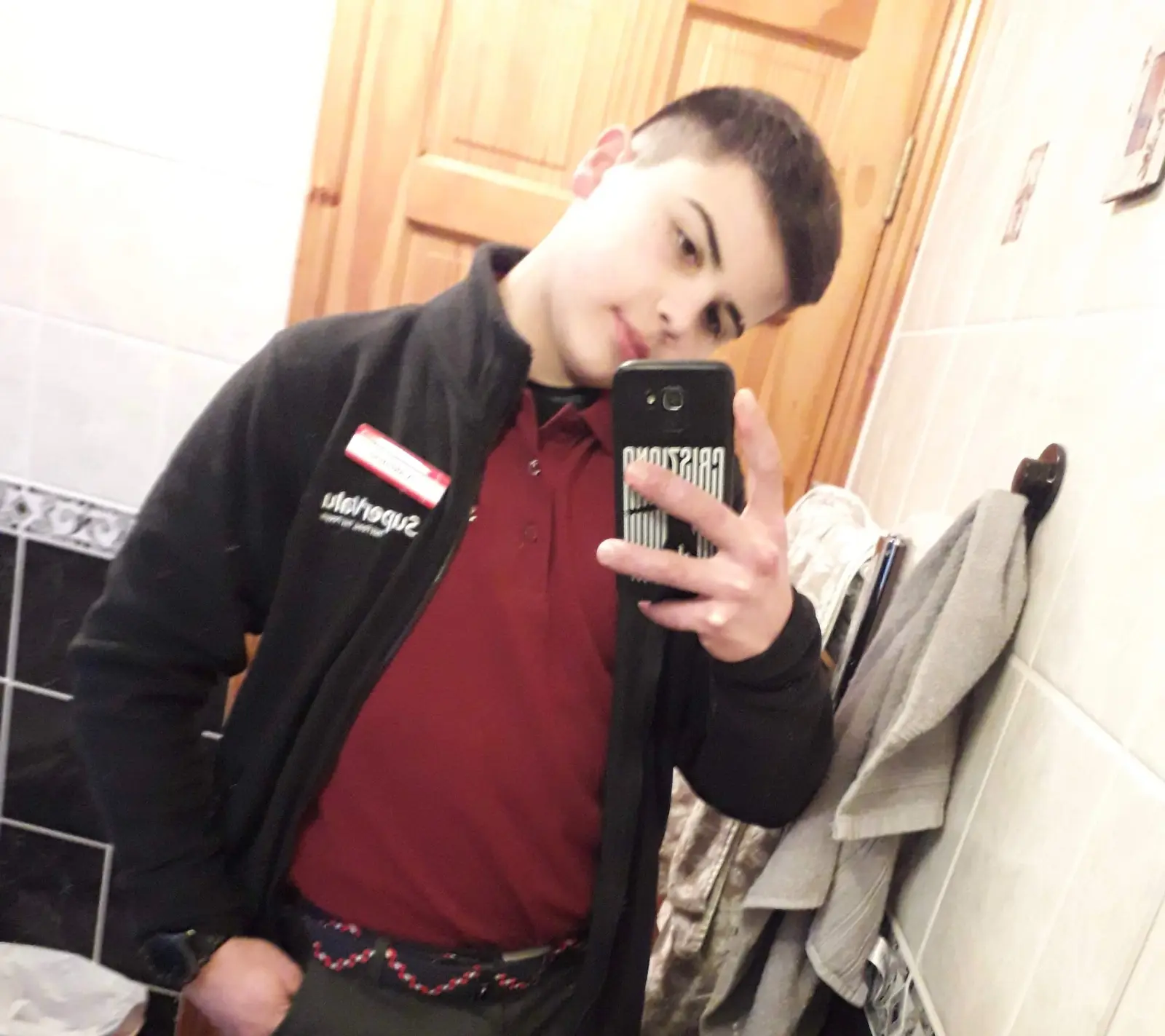 Valentino durante il suo primo lavoro come cassiere in Irlanda
