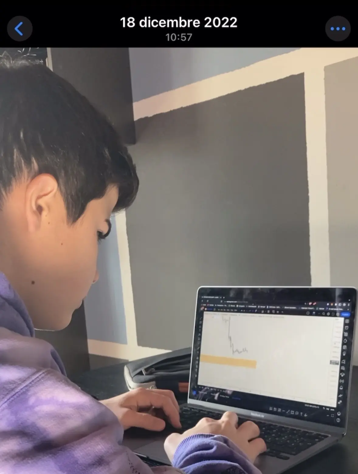 Valentino davanti ai grafici il 18 dicembre 2022