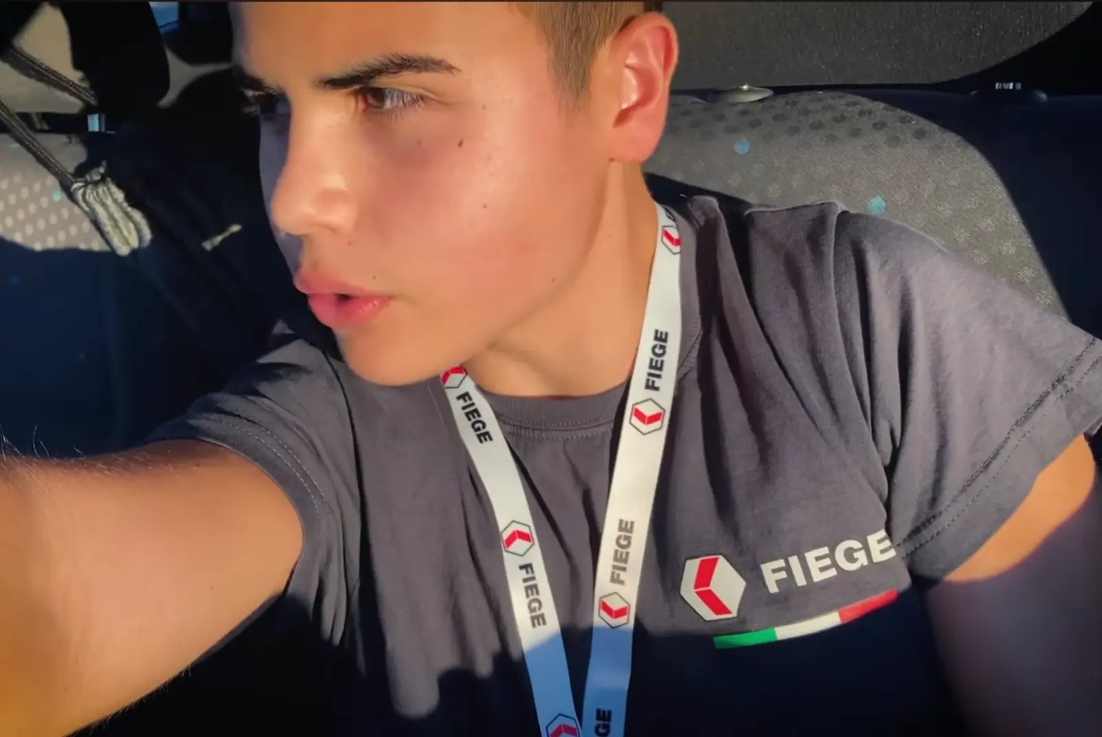 Valentino durante il lavoro come magazziniere
